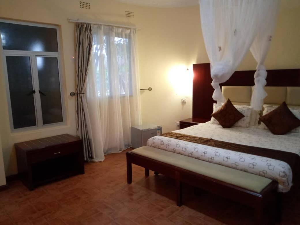 Chamba Valley Exotic Hotel Лусака Екстериор снимка