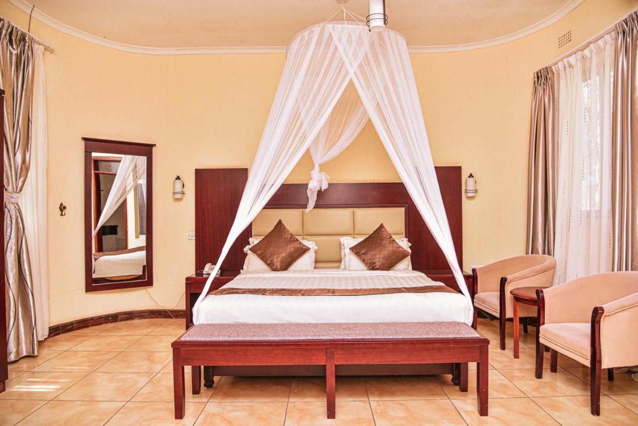 Chamba Valley Exotic Hotel Лусака Екстериор снимка