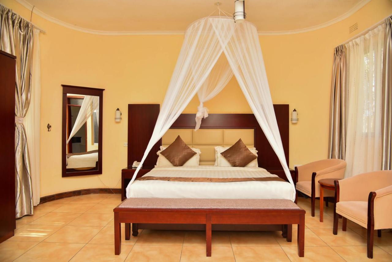 Chamba Valley Exotic Hotel Лусака Екстериор снимка