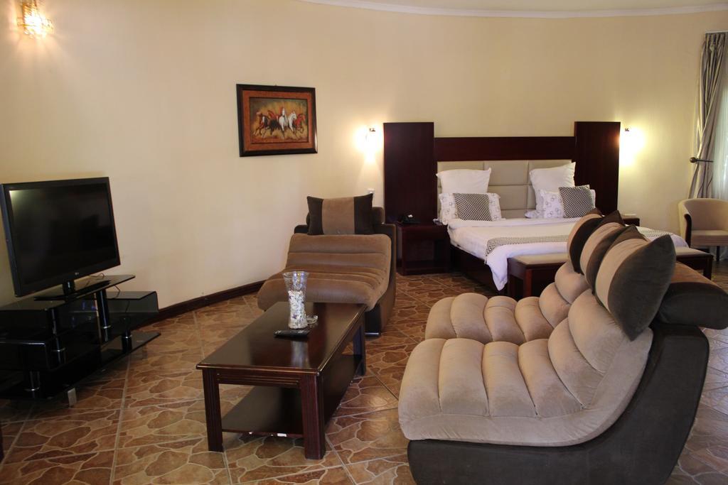 Chamba Valley Exotic Hotel Лусака Екстериор снимка